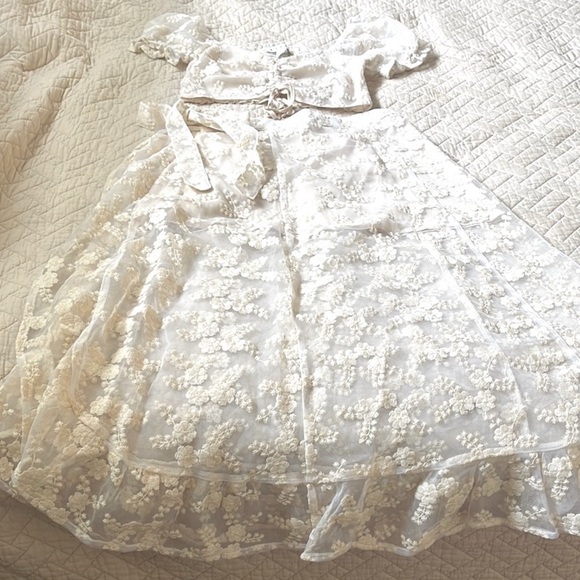 Floral Sheer Cream Set - Picture 10 of 10